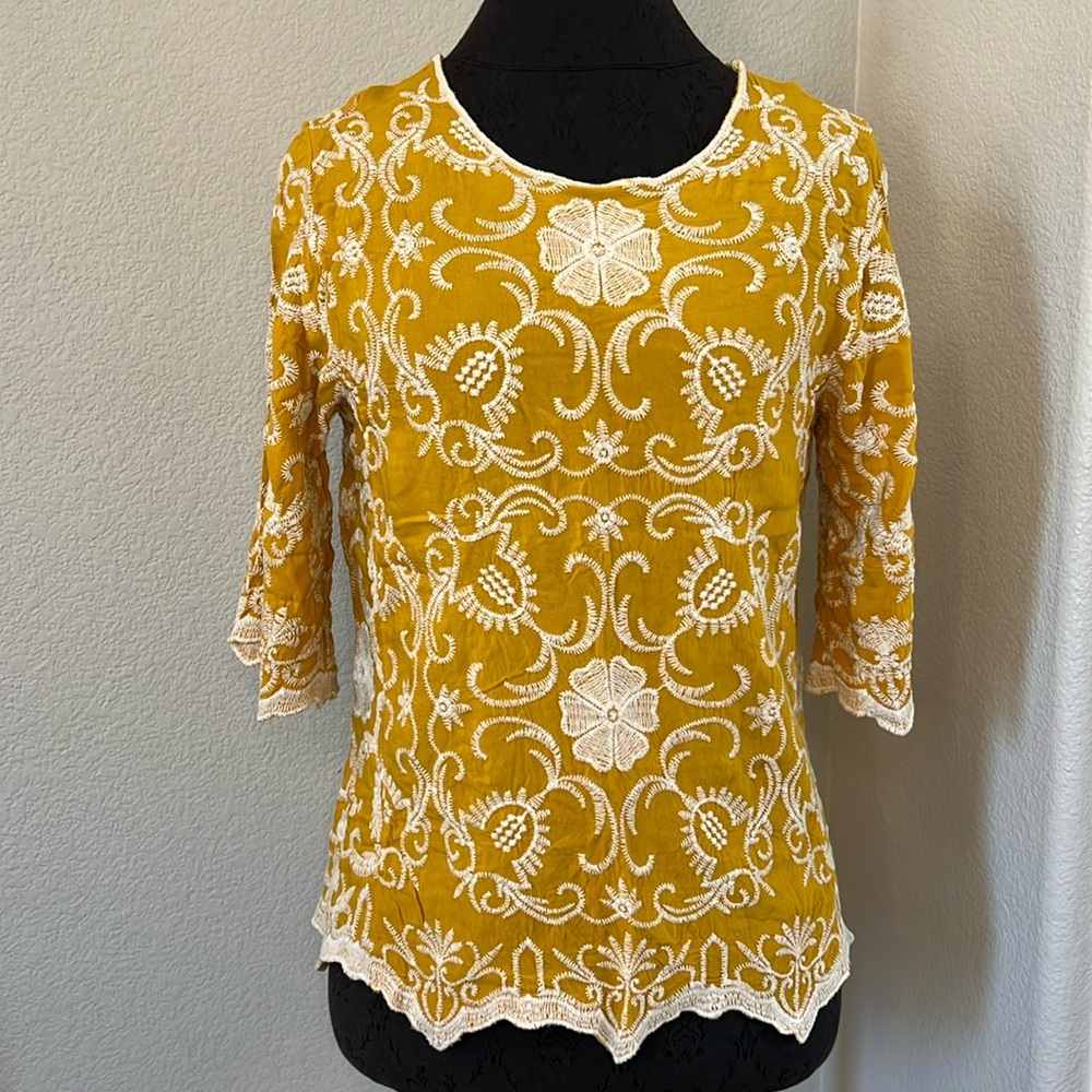 Solitaire Embroidered Floral Top Size Medium